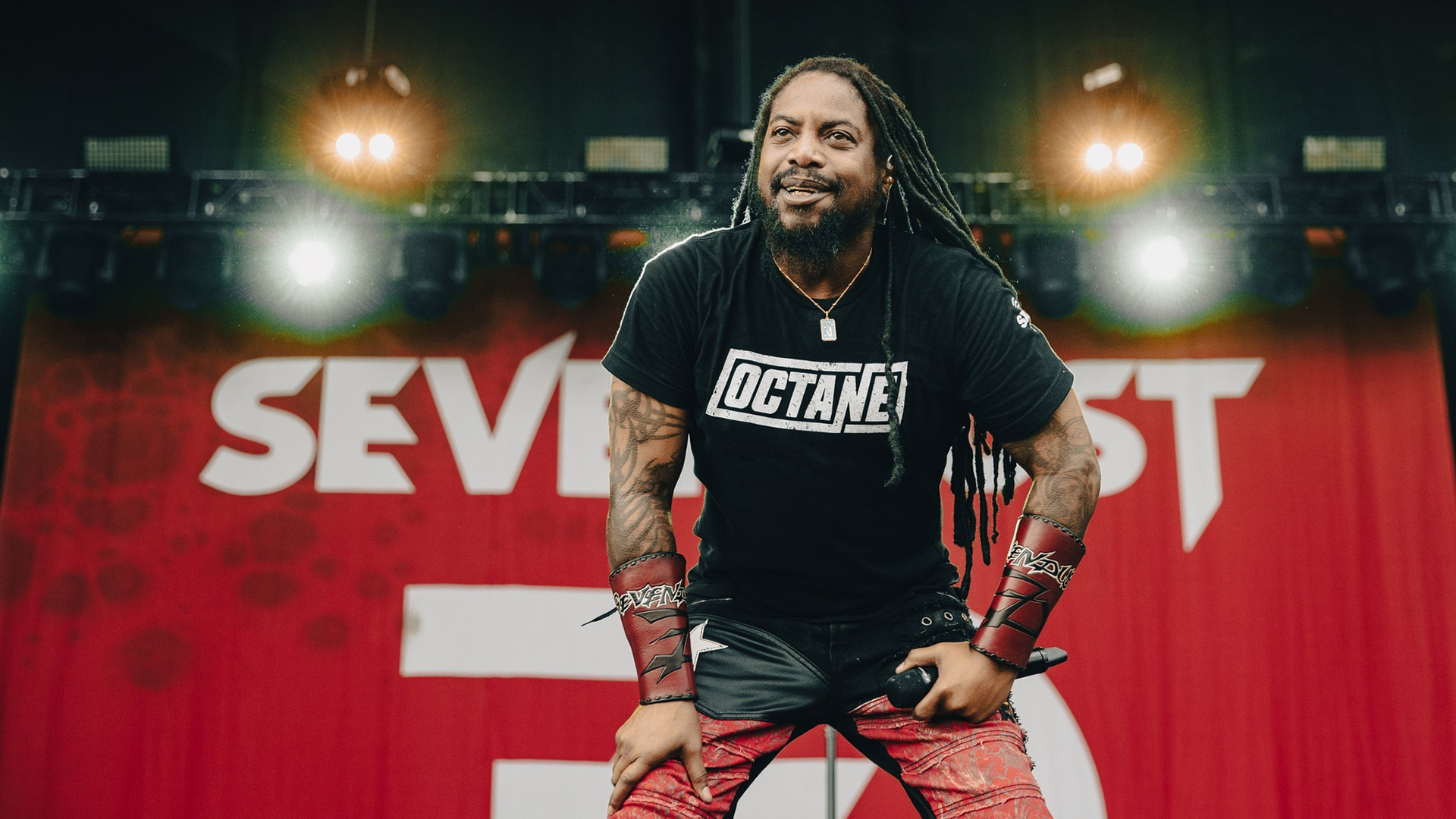 Lajon Witherspoon Sevendust on stage in an Octane shirt