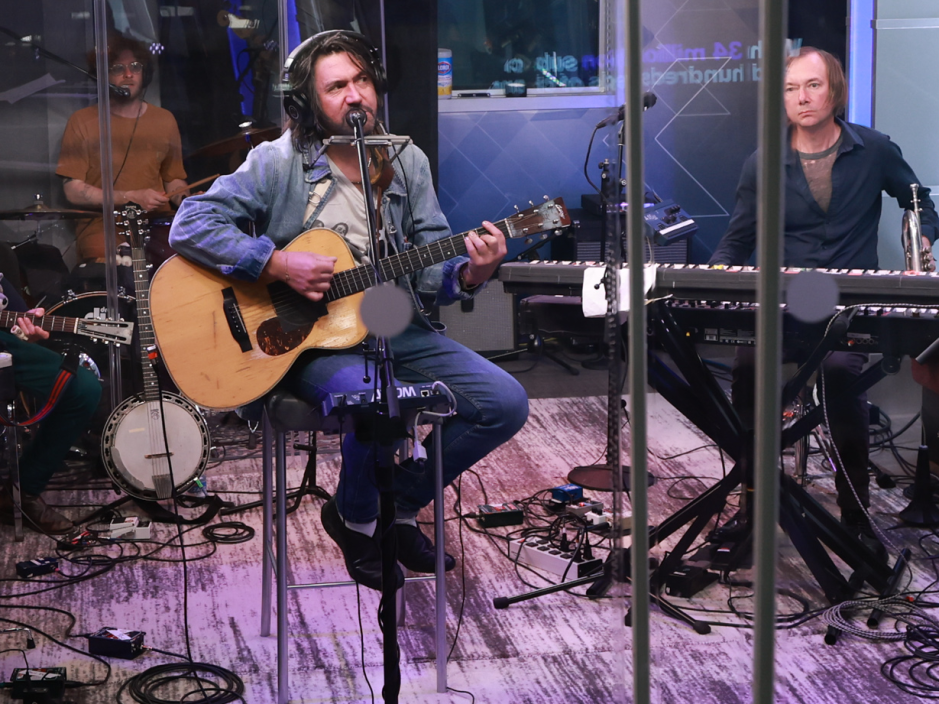 Фотография выступления Bright Eyes в SiriusXM Studios.